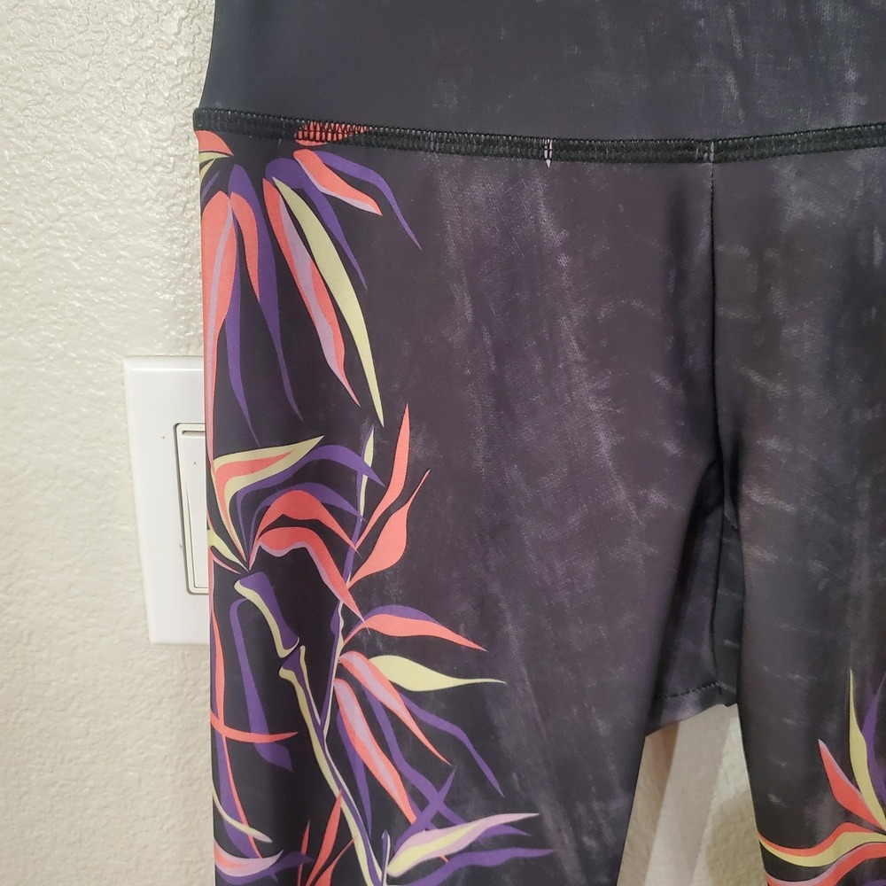 Peloton x Onzie High Rise Tropical Floral Leggings Women's Small - Picture 6 of 9